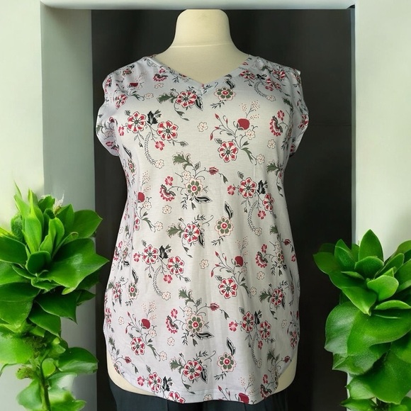 NWT! Lavender floral sleeveless V-neck, mock shoulder, top size 12 or large - Picture 2 of 8